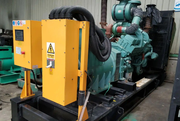 大厦发电机出租现场                 柴油发电机组机油冷却器的维护途径             